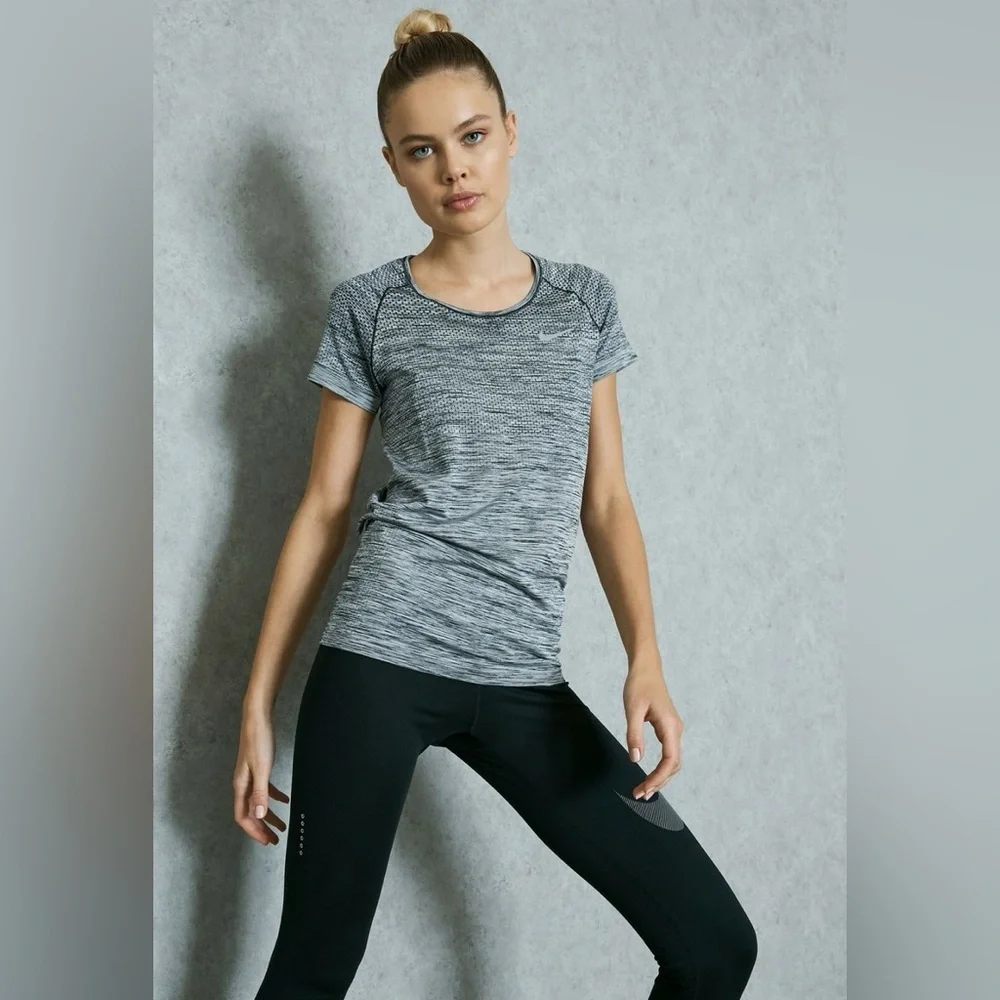 Nike Dry Knit Short Sleeve T-Shirt Black Heather Gray 831498-010 Wmn Size M
